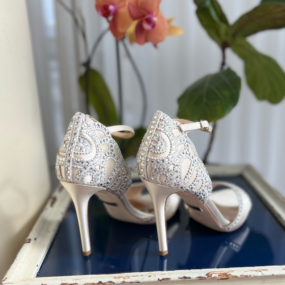 Badgley Mischka Roxy Ankle Strap Evening Shoes IVORY - Picture 12 of 16